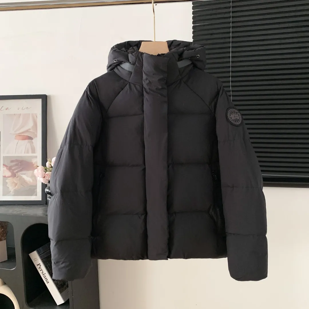 Style No. Y 110 𝗖𝗔𝗡𝗔𝗗𝗔 𝗚𝗢𝗢𝗦𝗘｜Canada Goose 𝗝𝘂𝗻𝗰𝘁𝗶𝗼𝗻Capsule Short Down Jacket/Ouyang Nana Generation 𝗦𝗶𝘇𝗲: 𝗫𝗦 𝗦 𝗠 𝗟 𝗫𝗟 𝗫𝗫𝗟 Product color: Black, White